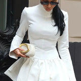 Mini abito a maniche lunghe con collo alto e vita aderente