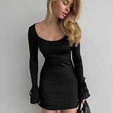 Mini abito aderente con scollo quadrato, annodato in vita e arricciato