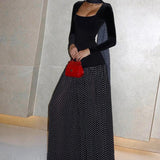 Abito lungo a trapezio con scollo quadrato e pois uniti