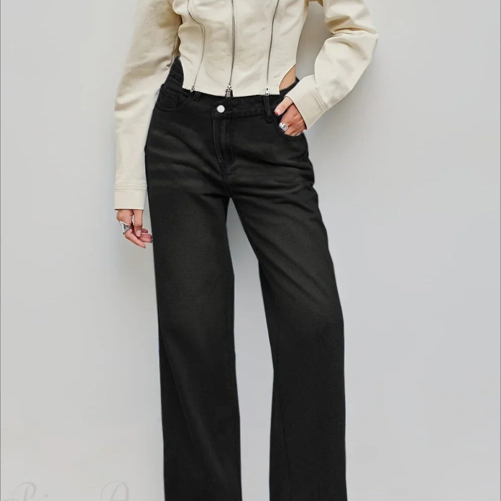 Jeans dritti e rilassati con bottoni asimmetrici