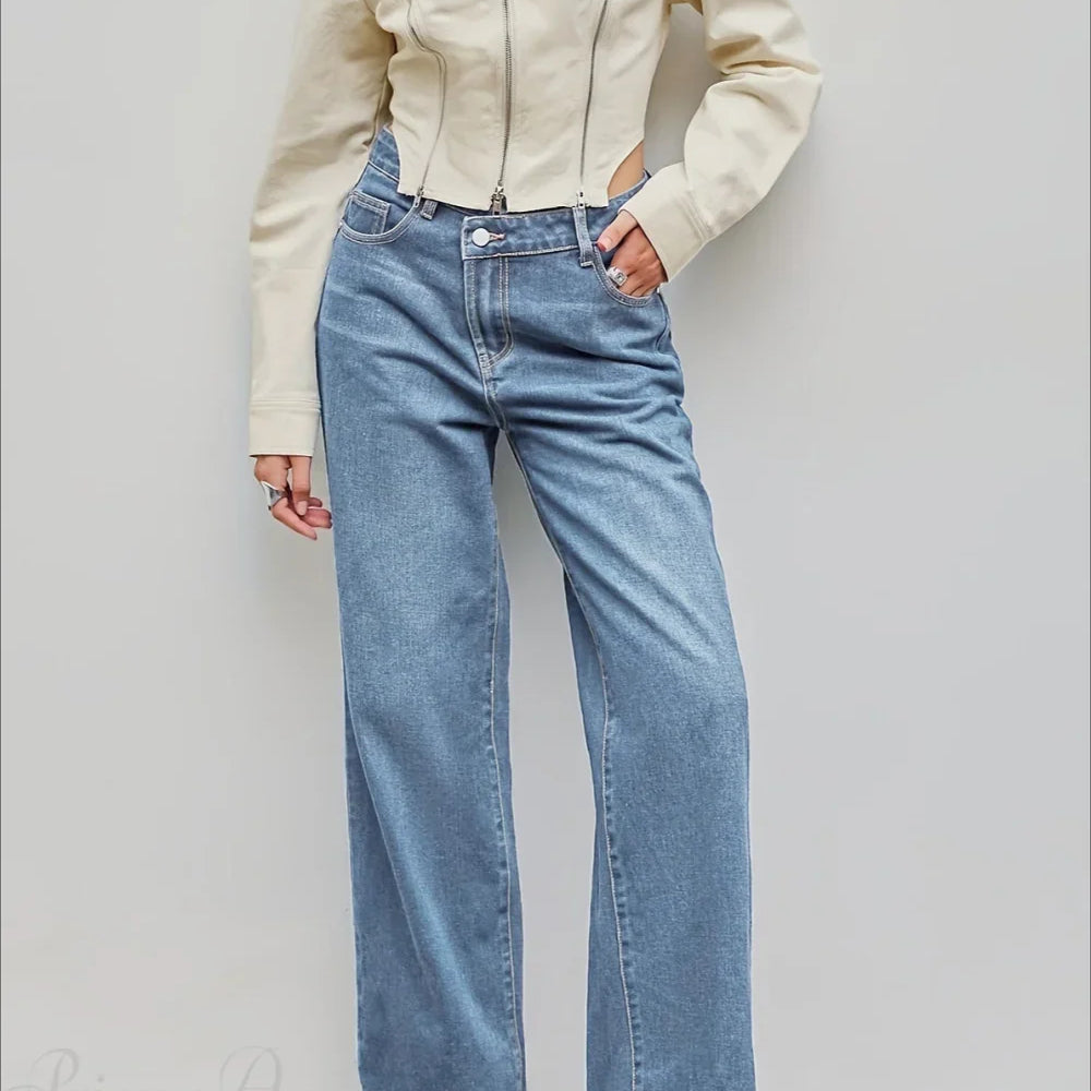 Jeans dritti e rilassati con bottoni asimmetrici