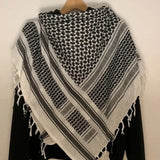 Felpa con cappuccio e foulard alla moda da strada