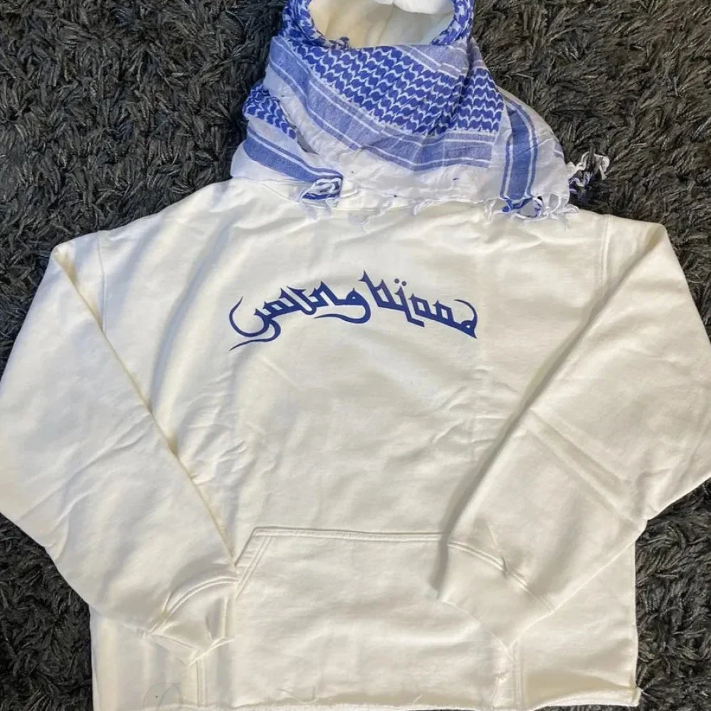 Felpa con cappuccio e foulard alla moda da strada