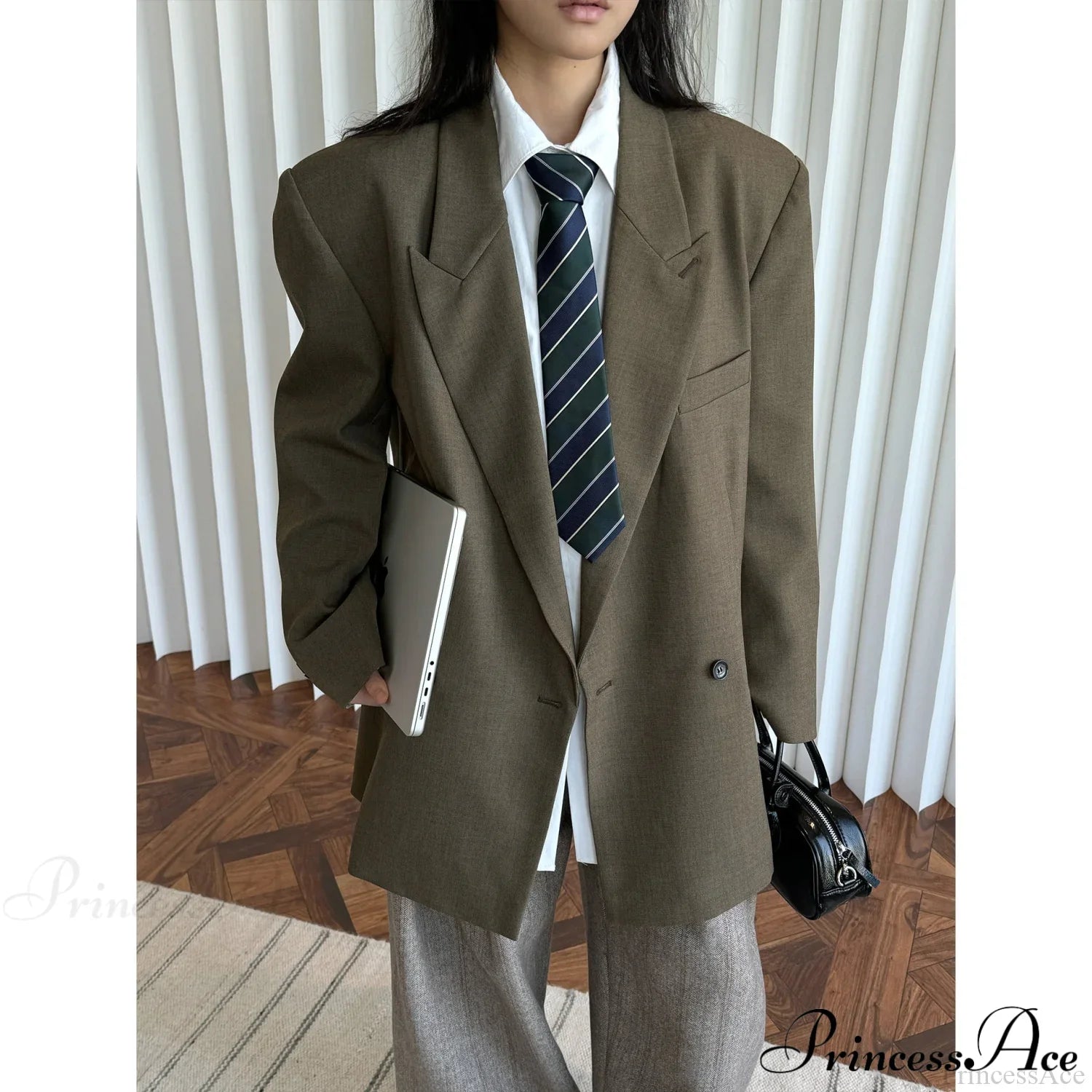 Blazer strutturato con spalle larghe