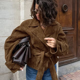 Cappotto elegante in pelle scamosciata con cintura e colletto blazer