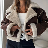 Cappotto corto in pelle scamosciata con ampio revers, foderato in pile, maniche lunghe