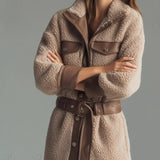 Cappotto retrò con cintura e tasche in pile spesso in PU