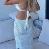 Abito traforato con lacci sulla schiena e dettagli a contrasto