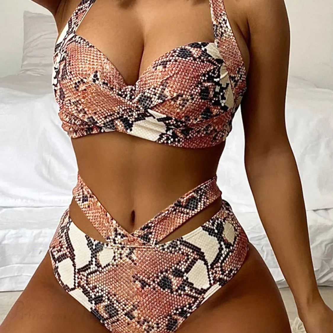 Completo due pezzi con allacciatura posteriore e stampa tie-dye