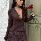 Mini abito aderente con scollo a V a strati e arricciature