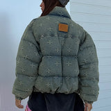 Cappotto alla moda con ricamo a croce effetto consumato