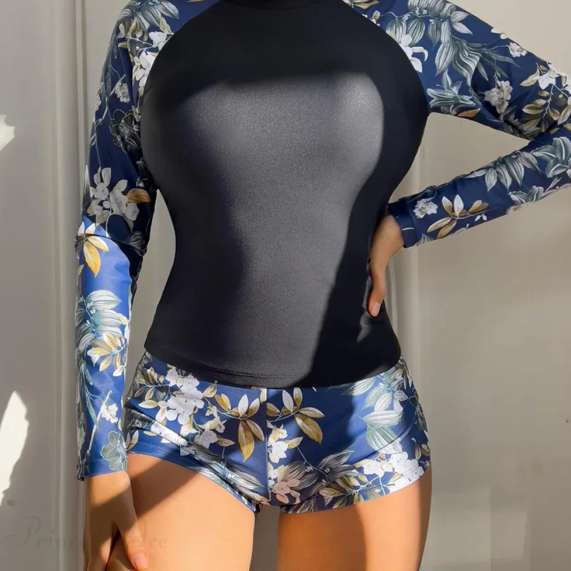 Set Rashguard con stampa tropicale in due pezzi