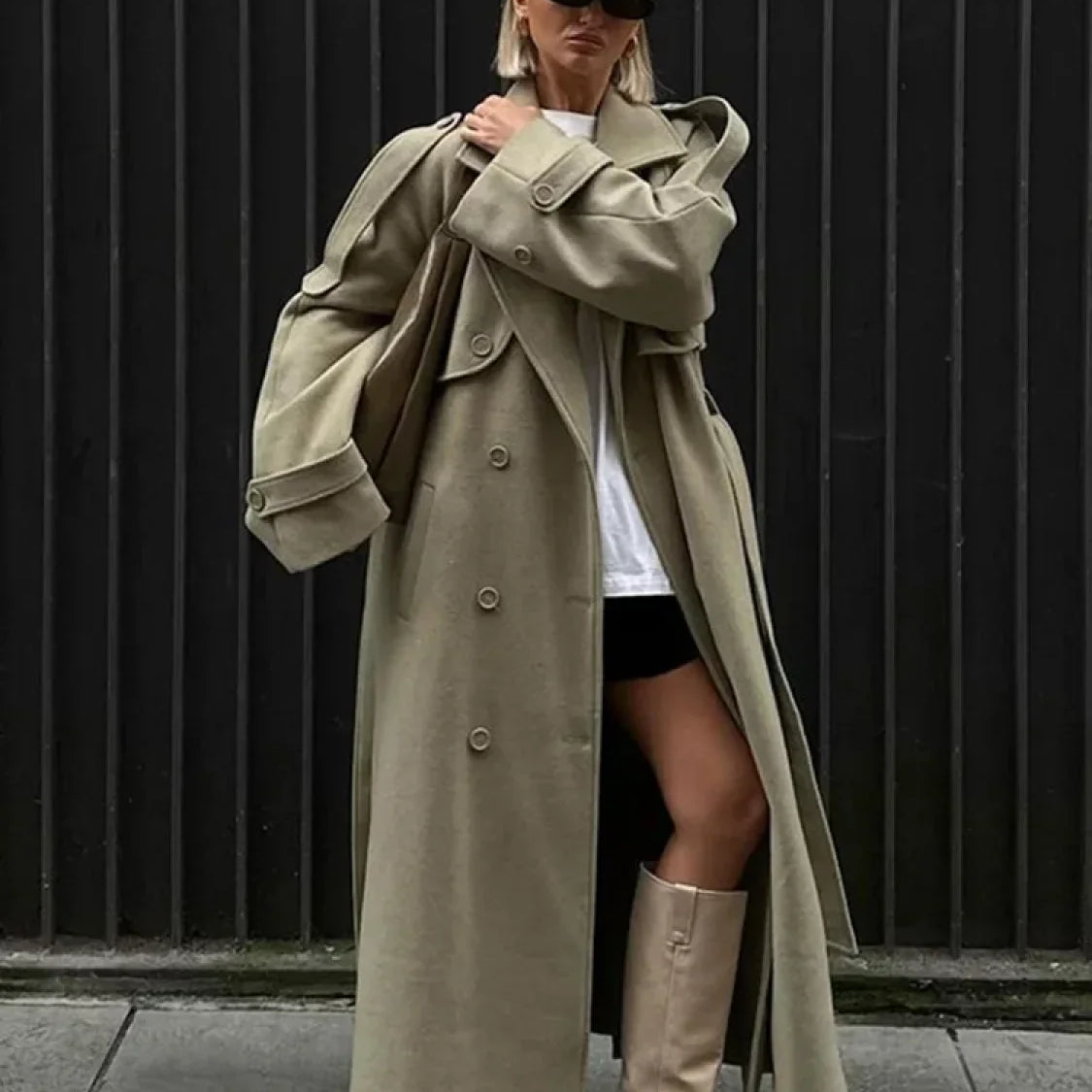 Cappotto ampio con colletto rovesciato e lacci