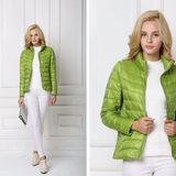 Piumino verde brillante, elegante e comodo per le donne