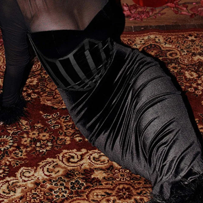 Abito con spacco e orlo sfocato in patchwork di velluto