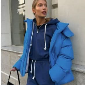 Giacca con cappuccio da donna elegante, comoda e funzionale