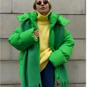 Giacca con cappuccio da donna elegante, comoda e funzionale