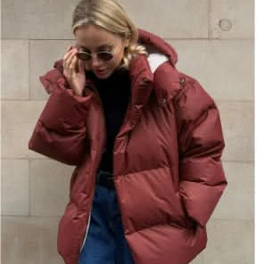 Giacca con cappuccio da donna elegante, comoda e funzionale