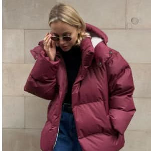 Giacca con cappuccio da donna elegante, comoda e funzionale