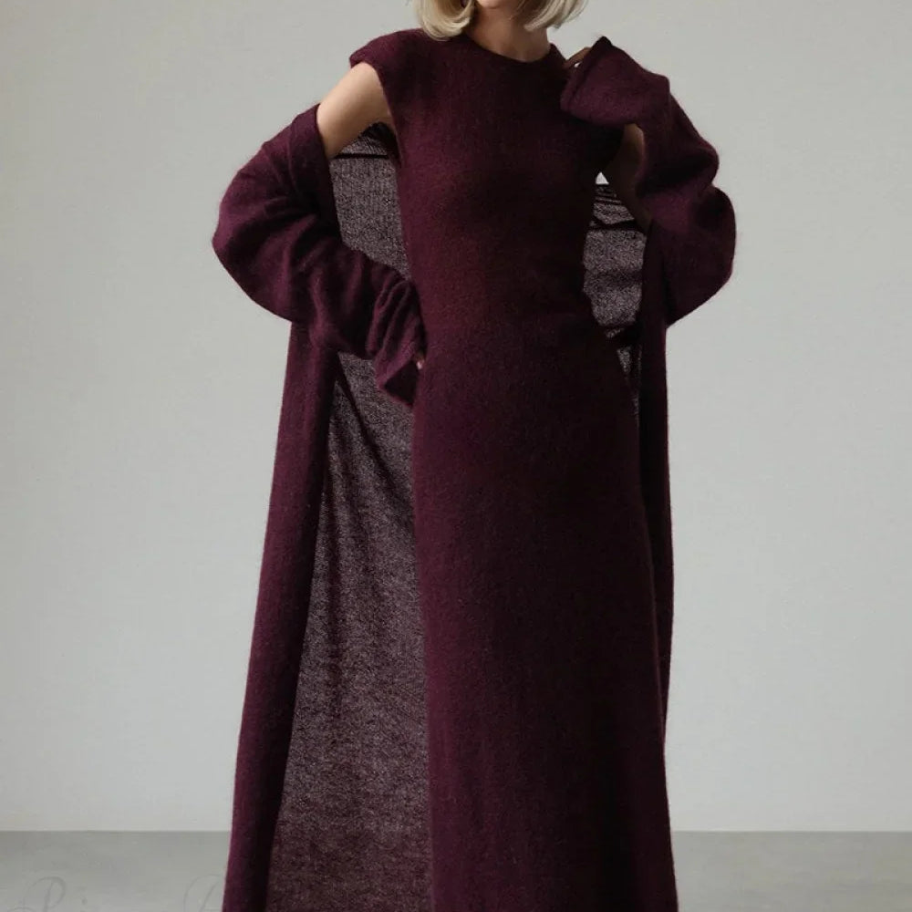 Completo due pezzi composto da cardigan in maglia vintage e abito senza maniche