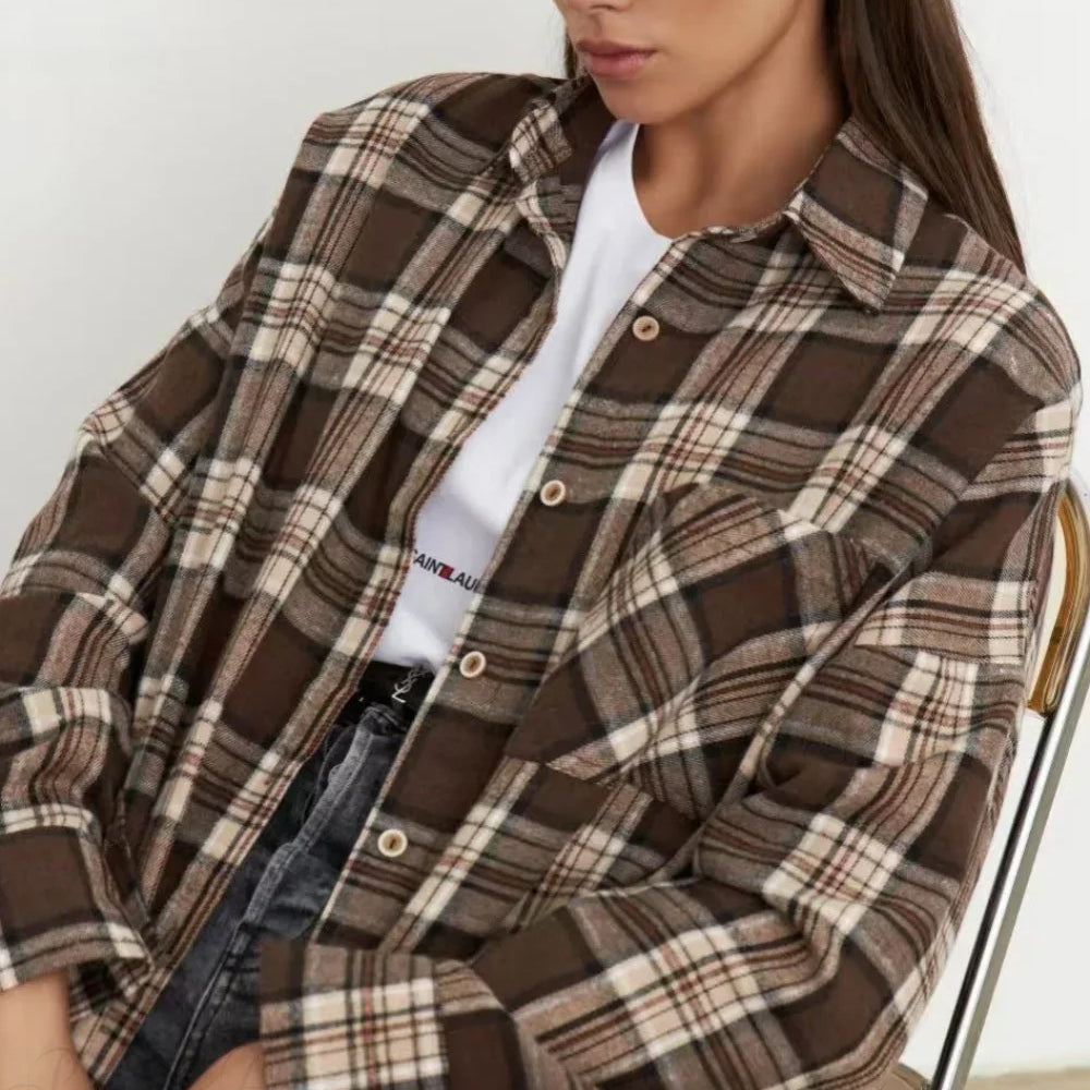 Camicetta vintage a quadri con colletto e maniche lunghe e tasche