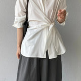 Camicetta da ufficio di media lunghezza con colletto in vita