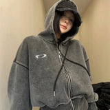 Felpa con cappuccio corta aperta sul davanti ricamata in 3D lavata