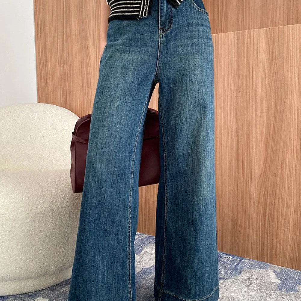 Jeans larghi svasati a vita alta e snellenti