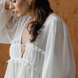 Camicetta in chiffon bianco con scollo a V e volant