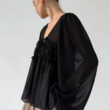 Camicetta in chiffon bianco con scollo a V e volant