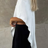 Camicetta bianca a maniche corte con scollo tondo irregolare