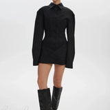 Mini abito aderente bianco a maniche lunghe con cintura in vita