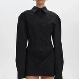 Mini abito aderente bianco a maniche lunghe con cintura in vita