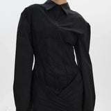 Mini abito aderente bianco a maniche lunghe con cintura in vita