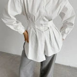 Camicetta bianca aderente con vita plissettata