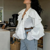 Camicetta bianca con scollo a V e maniche svasate e volant