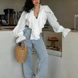 Camicetta bianca con scollo a V e maniche svasate e volant