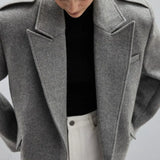 Cappotto con spalline e revers a lancia in misto lana