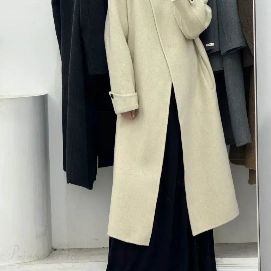 Soprabito di lana con un bottone e maniche lunghe