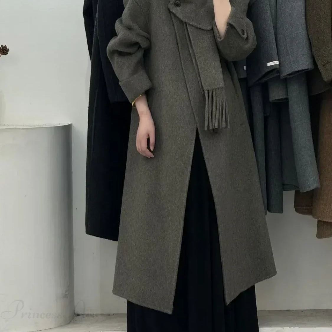 Soprabito di lana con un bottone e maniche lunghe