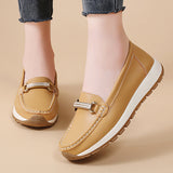 Mocassini da donna beige con fibbia dorata e suola ammortizzata